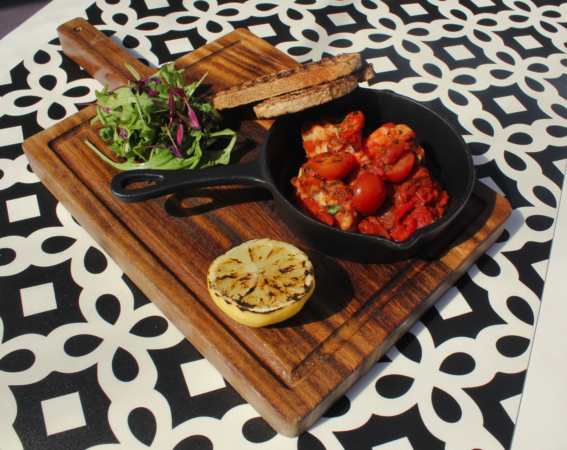 King prawns skillet with grilled lemon